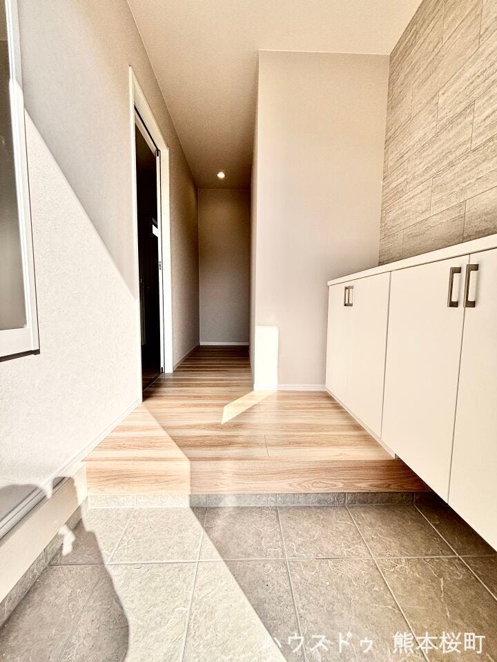■□■「しまう」が叶える、美しい玄関■□■大容量のシューズボックスがあることでいつも整理された、気持ちの良い「家の顔」を保てます。
