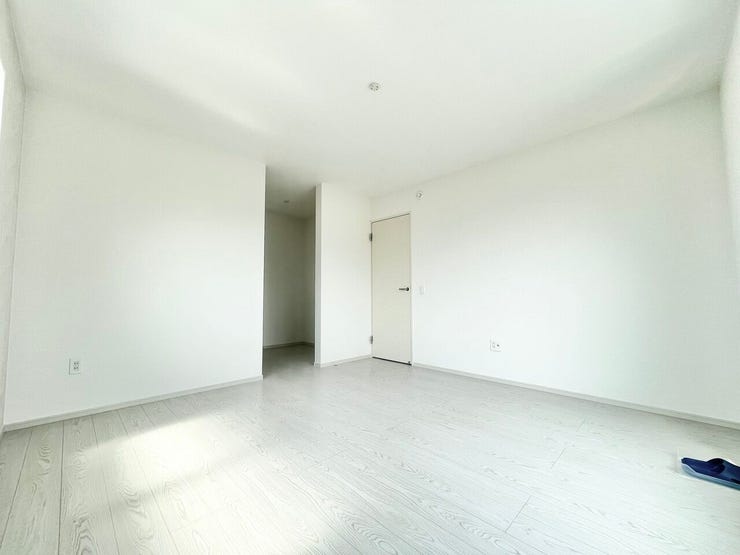 ■□■2階12帖洋室■□■
ウォークインクローゼット付きのゆとりあるこちらのお部屋は、ご夫婦の主寝室としておすすめです♪