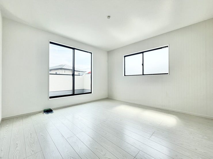 ■□■2階12帖洋室■□■
バルコニーに繋がる大きな窓からの採光で、お部屋全体が明るく開放感があります♪