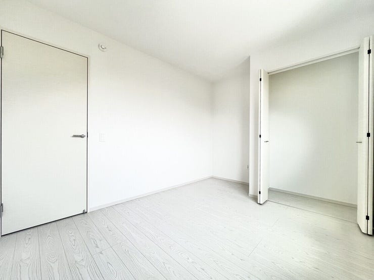 ■□■2階5.4帖洋室■□■
各お部屋に収納スペース付き!お子様の成長に合わせてお荷物を収納可能です♪お好きなインテリアが映えるシンプルなお部屋です!