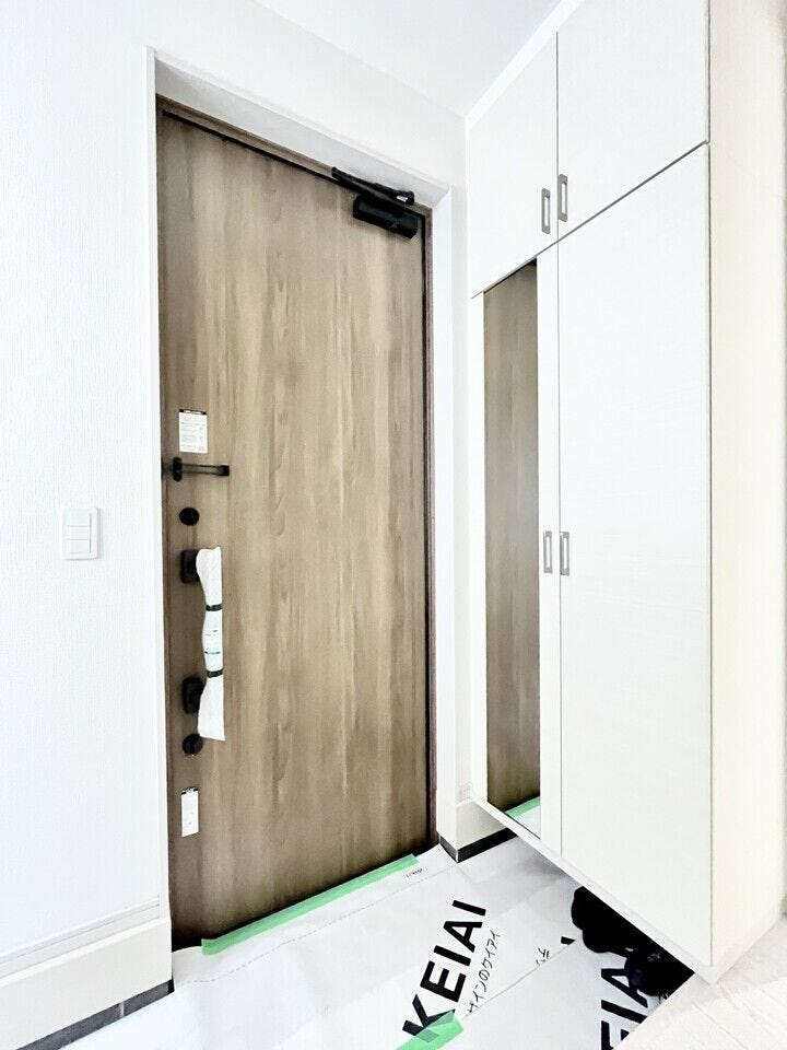 ■□■玄関■□■
大容量のシューズクローゼットには鏡付きでお出かけ前の身だしなみチェックもできます♪暗くなりがちな玄関も中央スリットデザインのドアから入る自然光で明るくなりますね♪