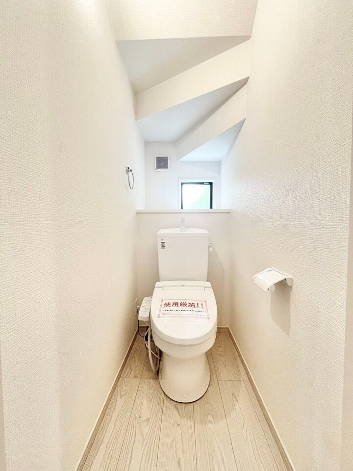 ■□■1階トイレ■□■
トイレは1・2階にあるので朝の混雑も解消♪温水洗浄便座付きで年中快適にご使用いただけます☆窓から光も入り、換気も簡単に行えます♪すぐ手を洗えるのもポイント!