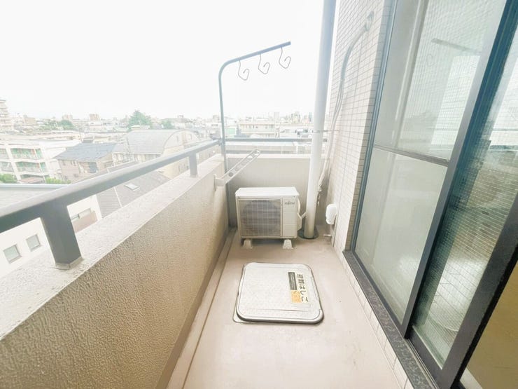 暖かい陽ざしが差込むバルコニー。晴れた日には洗濯物が良く乾きます。風通しも良好です。