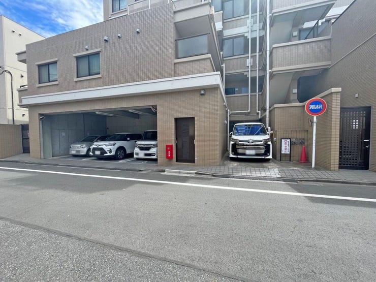 敷地内にある駐車スペースです。空き状況は、お気軽にお問合せください。