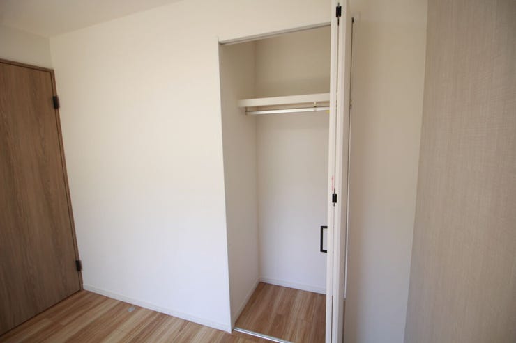 【クローゼット】各居室に完備!快適にお過ごしいただけます。荷物の多い方でもストレスなく生活できる素敵なマンションです。