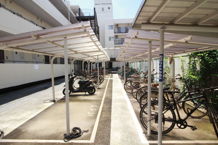 【駐輪場】広さがしっかり確保された、敷地内駐輪場。屋根付きで雨や風から守ってくれます。