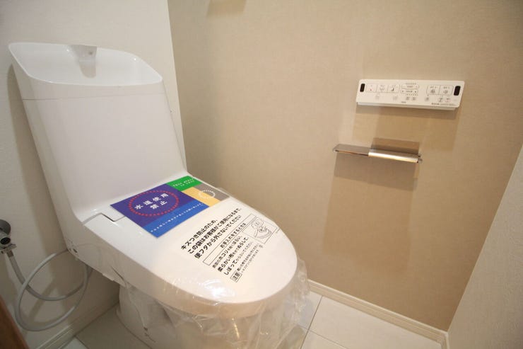 いつも清潔なスペースであってほしいのが毎日使うトイレです。掃除がしやすいのはもちろん、落ち着けるスペースにしたいですね。
