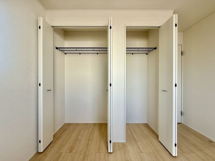 ◇クローゼット◇
お洋服もたくさん収納できて、お部屋がスッキリします。この空間量だからこその、季節物の衣装や沢山の思い出をしまえるゆったりとした収納スペースは大変重宝します。