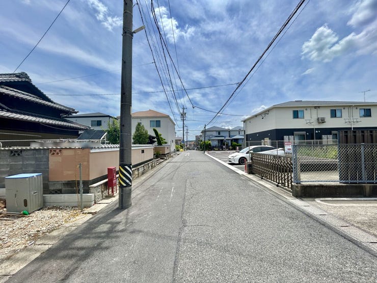 ◇前面道路◇
過ごす時間と共に刻々と表情を変えていく住まい、季節によってさまざまな表情を見せてくれるわが家は、時を重ね思いを紡ぐ場所です。ご家族の一家団欒を心ゆくまでお楽しみください。
