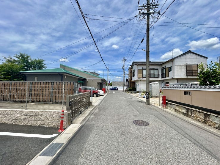 ◇前面道路◇
道路幅はゆとりある約6.0m。車2台が安心してすれ違うことのできる幅です。事故率や歩行者の安全性、騒音などを考えると程よい幅なのではないでしょうか。