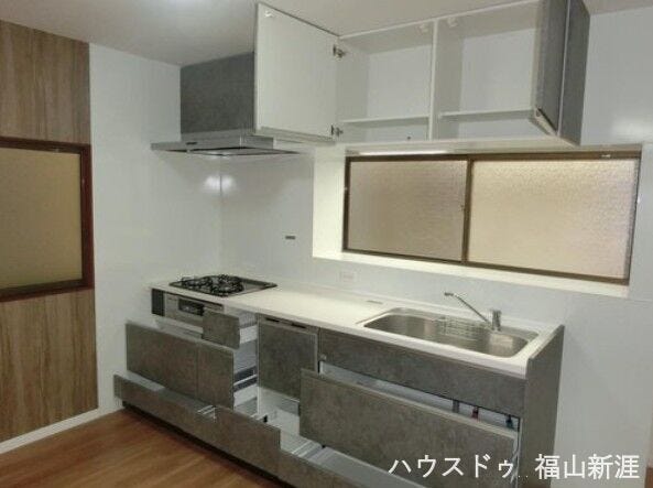 収納面もばっちりな最新のシステムキッチンです♪対面式のキッチンが苦手な方は集中して料理ができます。