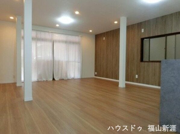 大きな窓で毎日の換気も気持ちよく開放的です。落ち着いた空間で充実ある暮らしを。