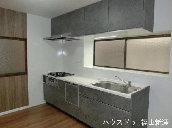 収納面もばっちりな最新のシステムキッチンです♪対面式のキッチンが苦手な方は集中して料理ができます。
