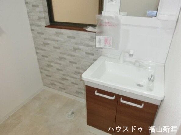 洗面台は両サイドに収納ができるスペースがあり、パッと見てどこに物があるかわかるので探す手間が省けます♪