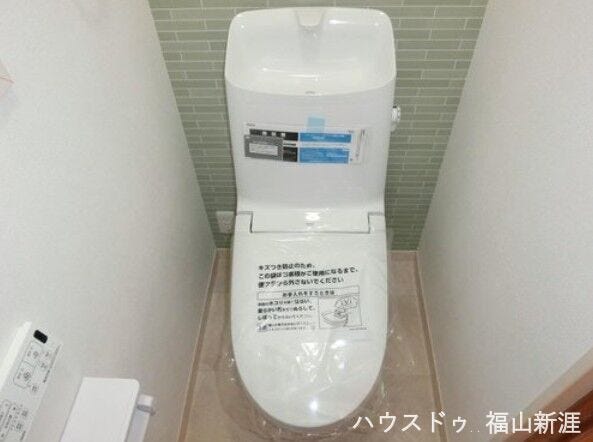シンプルなデザインの高機能トイレ。お掃除も楽々です。