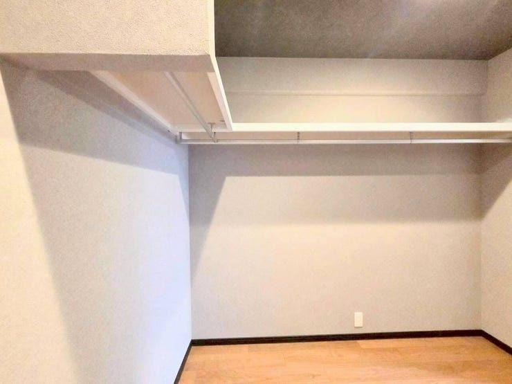 明るい木目調のフローリングと、柔らかな色合いの壁紙に囲まれた落ち着きのある収納スペース。すっきりと整理整頓しやすい造りなので、お部屋側に生活感を出さず、居室を常に心地よく綺麗な状態に保てます。