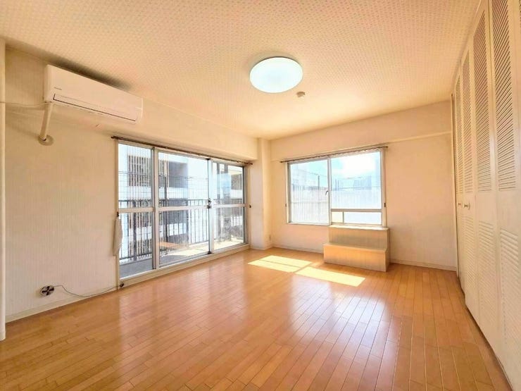 2面に大きな窓が配置された、陽当たりと通風に優れた洋室です。心地よい自然光がフローリングいっぱいに広がり、日中は照明をつけなくても明るく、開放感にあふれたプライベート時間を満喫できます。