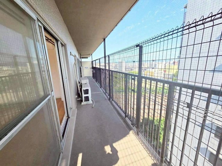 心地よい太陽の光が足元までしっかりと差し込む、陽当りの良いバルコニーです。視界を遮らないフェンスの先には開放的な街並みが広がっており、日常の中で気軽に外の空気を感じてリフレッシュできます。
