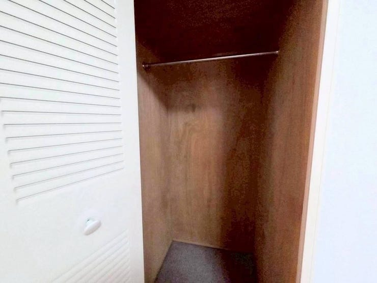 ハンガーパイプがあらかじめ設置されており、お気に入りの衣類をシワにすることなく綺麗に掛けられます。ルーバー調の白い扉は通気性がよく、湿気がこもりがちな収納内を衛生的に保ちやすい工夫が魅力です。