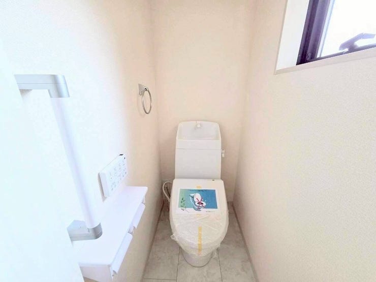 手洗い一体型のコンパクトなトイレです。温水洗浄便座などの基本機能はもちろん、立ち座りをサポートするしっかりとした手すりや、ペーパーホルダーの上部に小物を置ける棚が配置され、実用性に優れています。