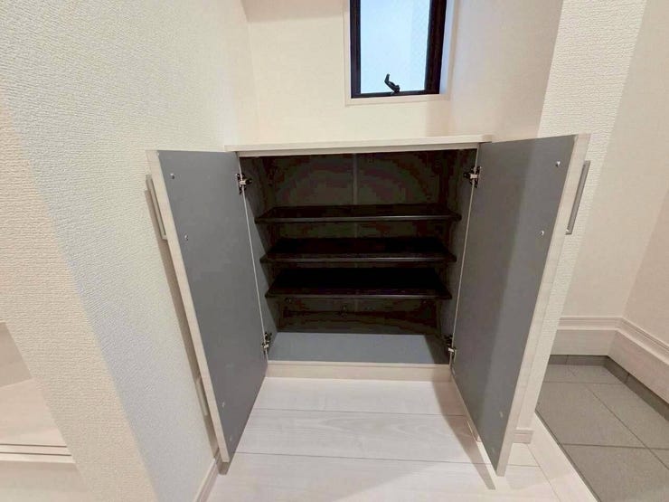 上下に分かれたセパレートタイプのシューズボックスです。可動棚を採用しており、スニーカーからブーツまで、靴の高さに合わせて無駄なく収納できます。玄関周りをすっきりと保つことができる、実用的な設備です。