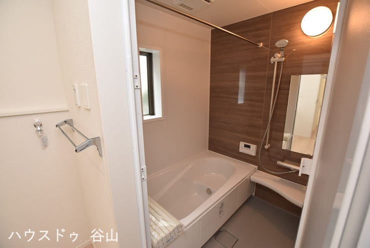 【過去施工例】落ち着いた雰囲気でまとめられた浴室空間。毎日の入浴時間もゆったり過ごしやすい印象です。