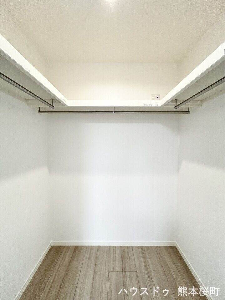 ■2階6帖洋室①WIC■衣類から小物まで一ヶ所に集約。整理整頓がしやすく、毎日のコーディネートが楽しくなるゆとりの収納です。