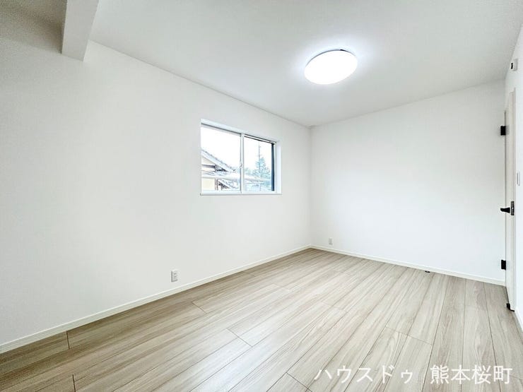 ■2階6帖洋室②■寝室、書斎、趣味の部屋。家族の成長やライフスタイルに合わせ、様々な使い方ができる快適な空間です。