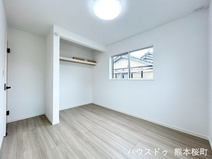 ■2階5帖洋室■寝室、書斎、趣味の部屋。家族の成長やライフスタイルに合わせ、様々な使い方ができる快適な空間です。