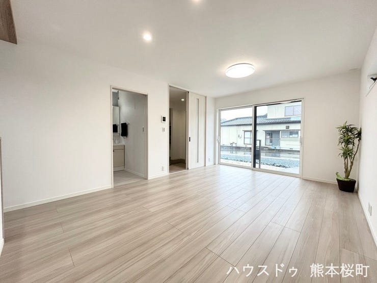 ■安らぎと笑顔の中心地■陽光が優しく降り注ぎ、会話が自然と弾む。ここでは、毎日が特別な時間へと変わります。