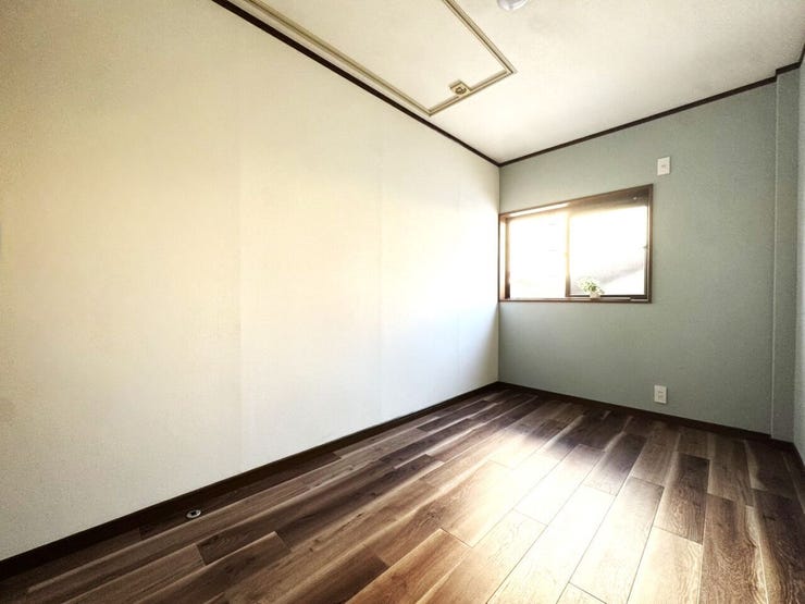3階の洋室4.5帖。屋根裏には嬉しい収納スペース!