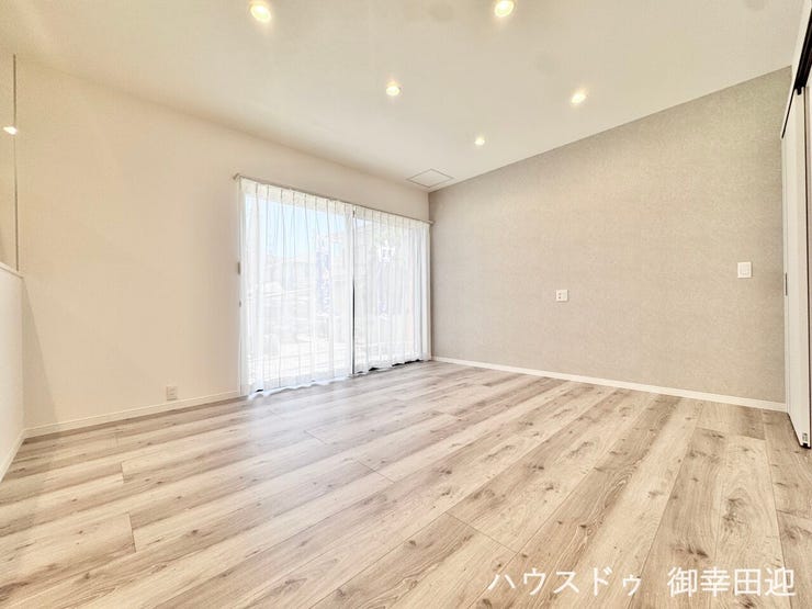 ■安らぎと笑顔の中心地■陽光が優しく降り注ぎ、会話が自然と弾む。ここでは、毎日が特別な時間へと変わります。