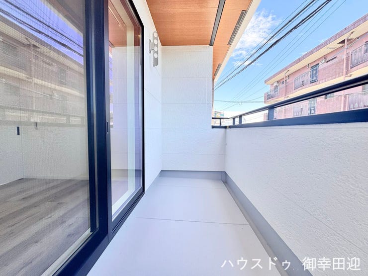 ■空の下の開放的な特等席■日光浴や読書、外の空気を感じながらリフレッシュ。暮らしを豊かにする、もう一つの心地よい空間です。