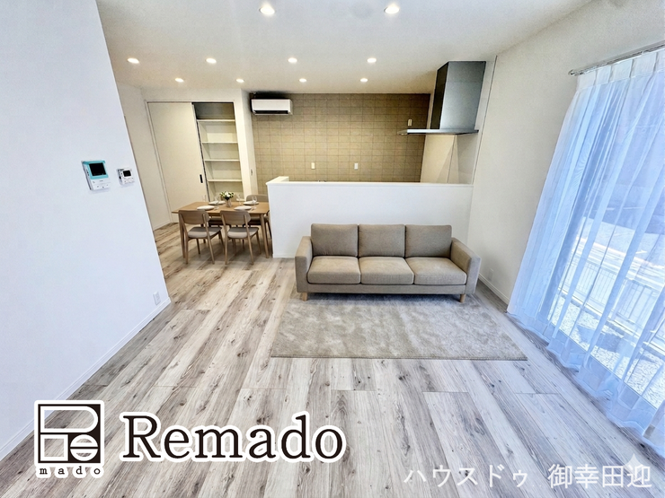 【リビング】
■家族の笑顔が集う中心地■お気に入りの家具を迎え、窓からは心地の良い光が差し込みます。※CGで家具を配置しています。