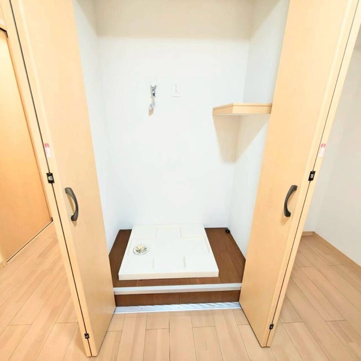 室内洗濯機置き場
扉付きの為、洗濯機隠せます!!