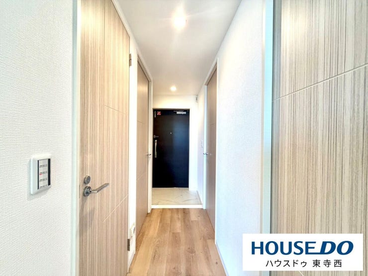 室内をつなぐ廊下です。各部屋への動線がまとまっており、生活のしやすさに配慮された間取り。床フロアも新調済みです。