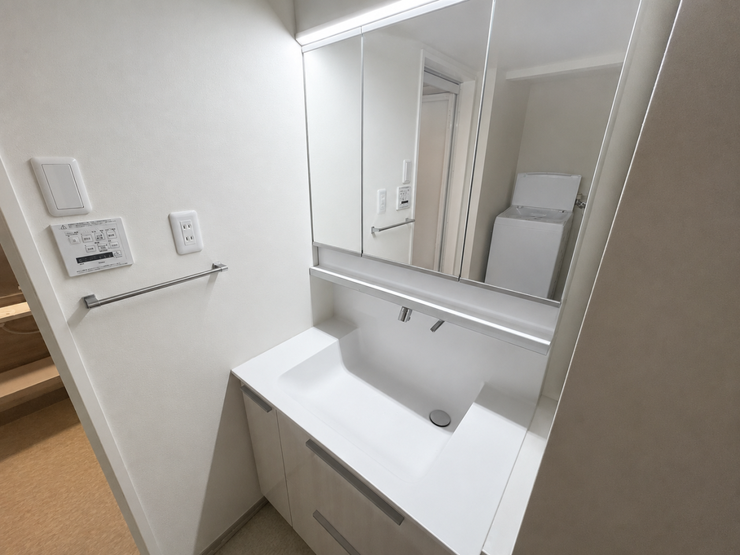 ◇洗面台は3面鏡で朝の身支度もはかどりそうです♪
※AIによるCG加工を施しています。