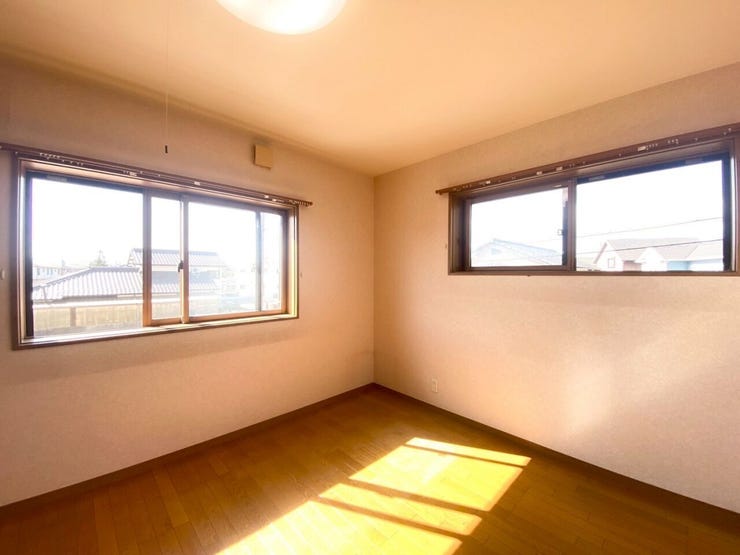心地よい光と風が入る快適空間! 寝室にも子供部屋にも最適です!