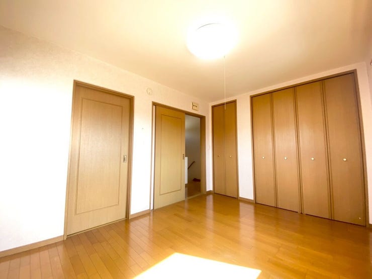 フローリングの光沢が美しい! お部屋全体が明るく見えます。