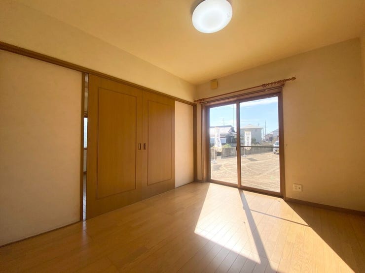 陽だまりに包まれる空間です。広々とした窓辺で、心ゆくまでお昼寝を楽しめそうですね。