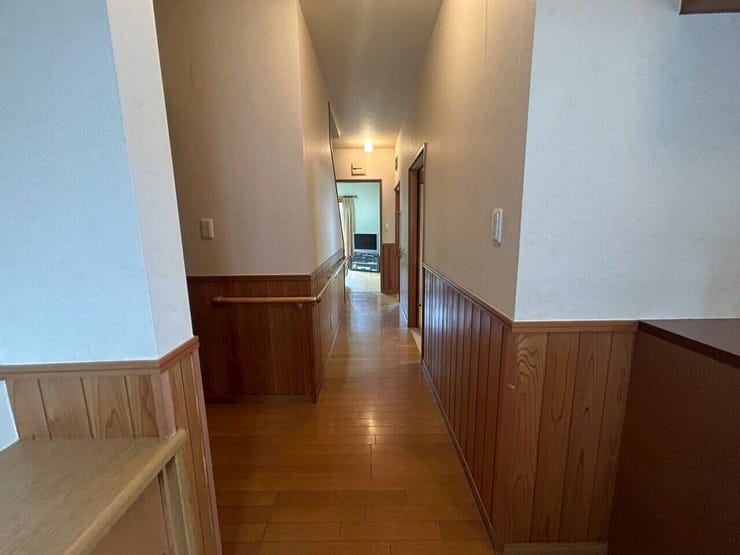 木のぬくもりを感じる落ち着いた廊下です。