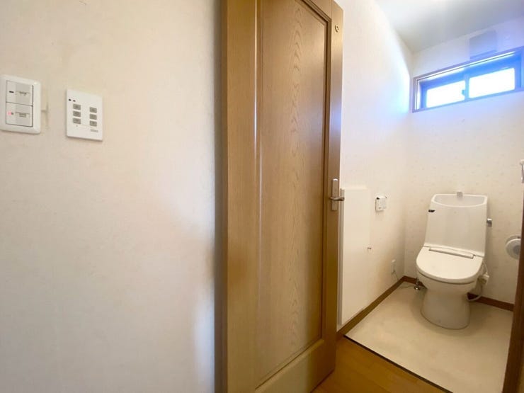 使いやすいシンプルな設計です。小窓があり、明るく換気もよい!