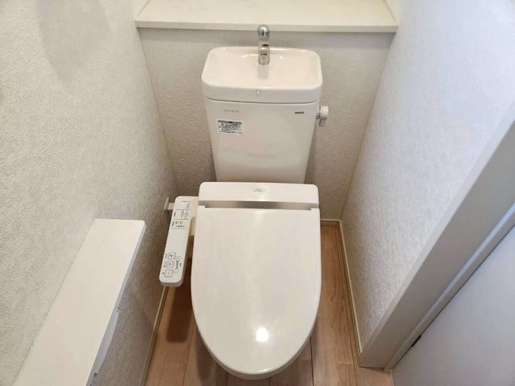 清潔感のあるトイレは温水洗浄便座付き