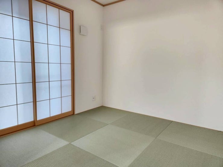 琉球畳がアクセントの明るい和室