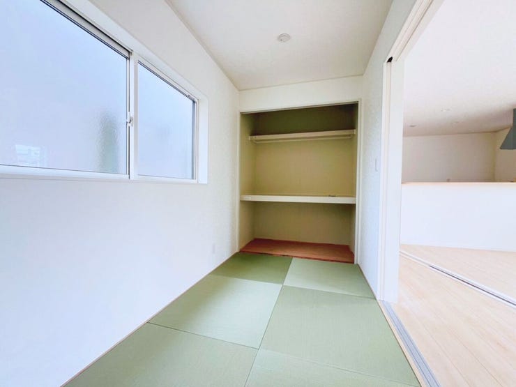 リビングに隣接した使い勝手の良い和室です。引き込み戸を開放すれば一体感のある大空間に。布団も収まる押入収納を備えています。間取りの魅力をぜひ現地でお確かめください。