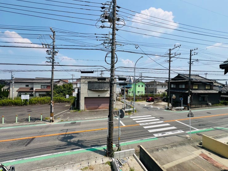 前面道路が広く、向かいの建物と距離があるため開放的な眺望です。陽当りや風通しの良さを期待できる現地からのロケーションを、ぜひご覧ください。