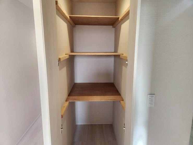 荷物の大きさに合わせて高さを変えられる、便利な可動棚です!