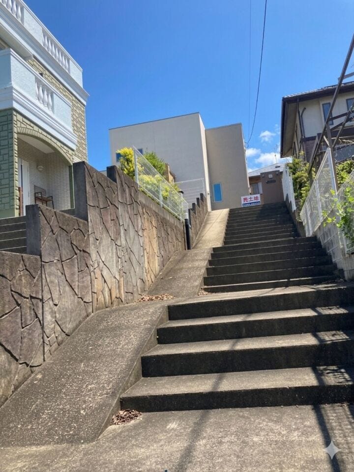 高台に佇むプライバシーが守られた造り。