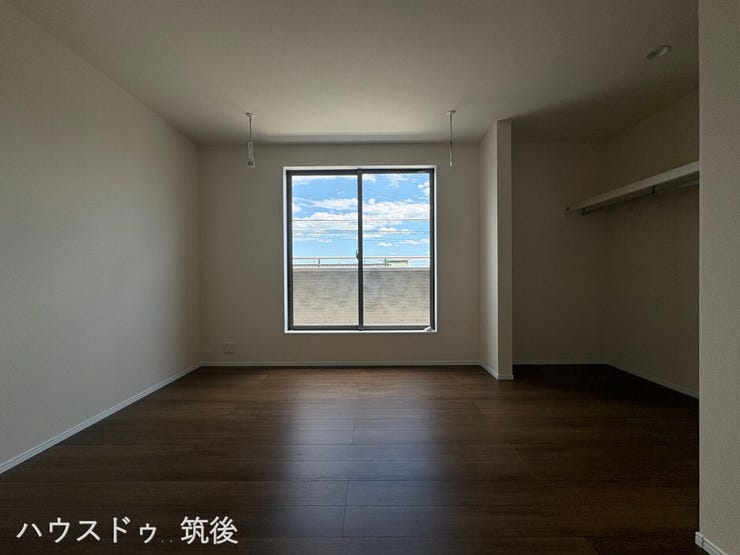 【室内物干し完備の7帖寝室】雨の日や夜間の洗濯にも便利な室内物干し掛けを設置。奥には出し入れがスムーズなウォークインクローゼットを備えており、お洋服や小物をすっきりと整理整頓できる機能的なお部屋です。