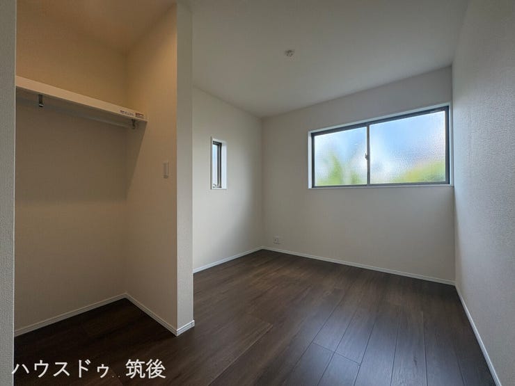 【WIC付きの4.8帖洋室】手前には服や荷物がたっぷり収まるウォークインクローゼットを完備。収納家具を置く必要がないため、4.8帖の空間をデスクやベッドの配置にすっきりと有効活用できます。